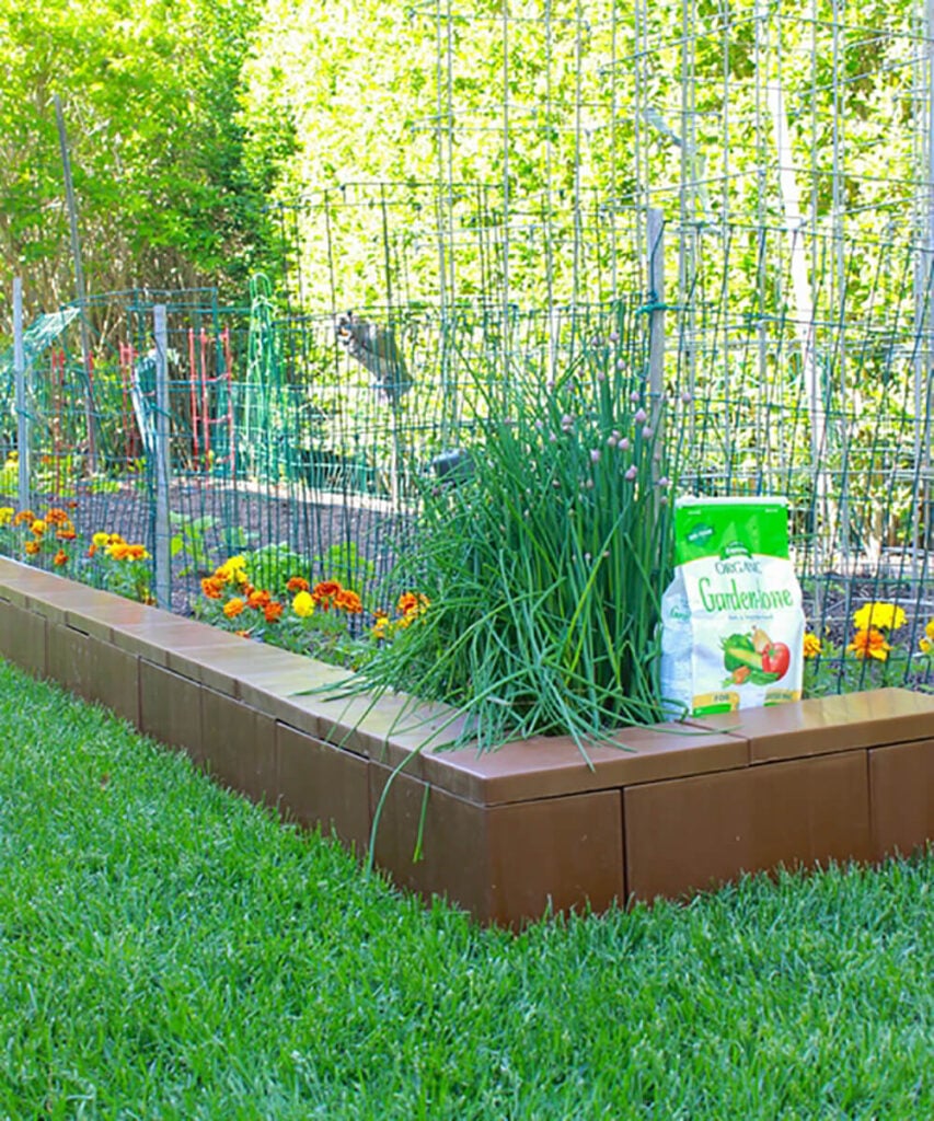 EverBlocks可以用于院子里更多的成人业务。图为定制的花园墙，有助于在郁郁葱葱的草坪中包含和定义花园。