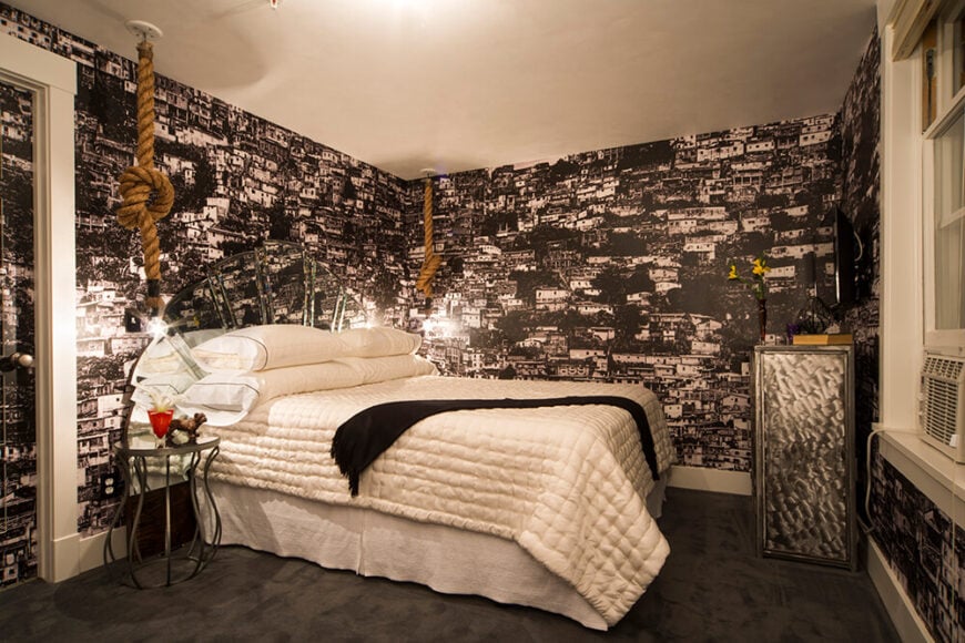 这间卧室包裹着Favela壁纸，尽管采用了黑白色调，但还是有一种强烈的纹理感。