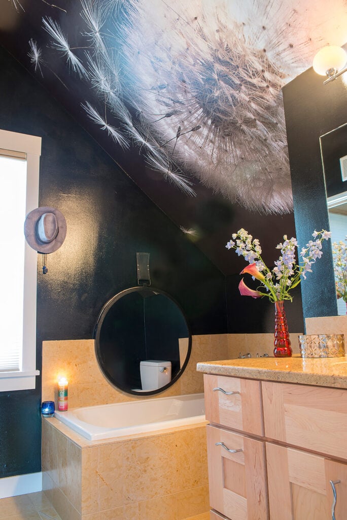 在主浴室，有丰富的天然木制橱柜和大理石浴室环绕，我们看到墙上华丽的宏观摄影蒲公英艺术的另一个例子。
