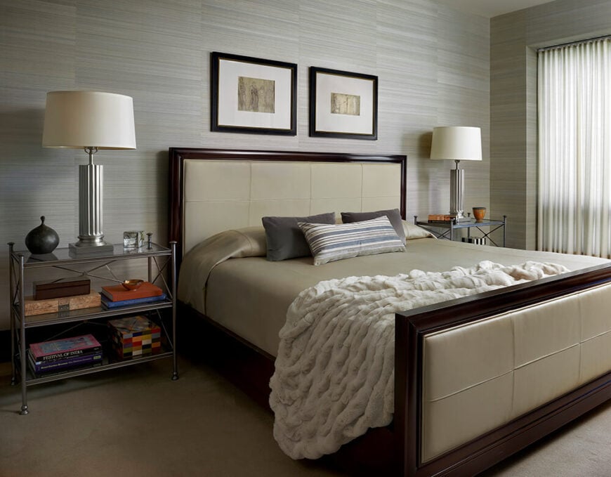 主卧室的特色是蓝灰色的丝绸墙面，除了蓬松的毯子、床架上的皮革面板和透明窗帘外，还为房间增添了实质性的质感。一个浅色的托盘是舒缓的，完美的卧室。