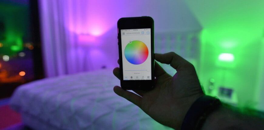 SmartFX灯泡可以从你的手机控制。