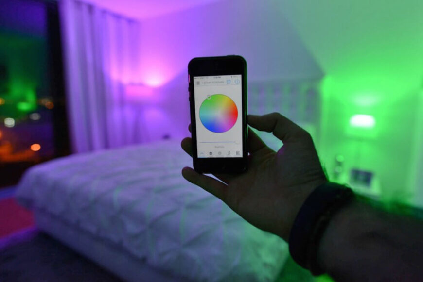 上图是Smfx应用，你可以看到改变光线是多么简单。在你的指尖有一个完整的颜色面板，简单地通过拖拽你的手指在面板上，你可以改变照明，和你的空间的整个氛围。