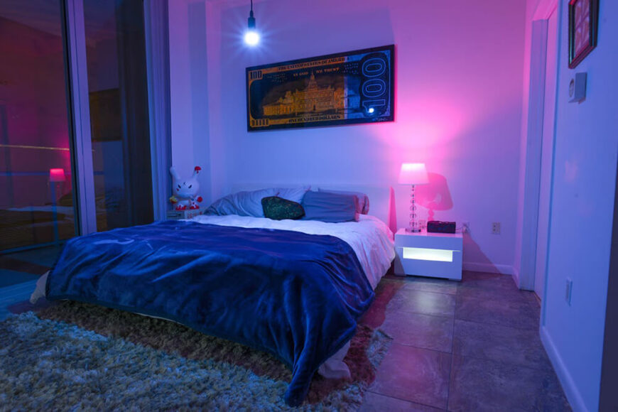 忘了用杂乱的装饰和缺吉克诀窍覆盖你的房间。SmartFX灯泡完全提供了注意力抓住留言簿的注意力。