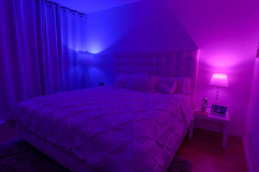 为你们的关系增添趣味，床的一侧也要适合你的个性!SmartFx灯泡特别适合为那些浪漫的夜晚营造气氛。