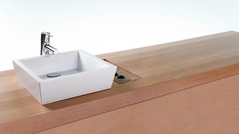 这款15x15x4的立方体水槽采用了更现代的设计方案，虽然也不那么时尚，具有直、干净的线条和狭窄的平面。当与可爱的天然木制台面搭配时，形成了微妙而又完全美丽的对比。VC 815A容器水槽可采用WETMAR BiO™真高光泽™或哑光饰面。