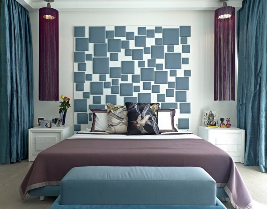 主卧室以定制的调色板为特色，创造了一个有凝聚力的空间。突出的特点是一个独特的全高度床头板与彩色方块在一个白色的背景。