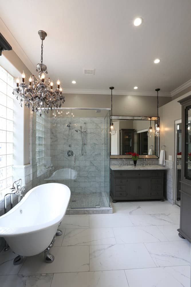 当代主浴室，经典的爪足浴缸旁边的全玻璃淋浴。