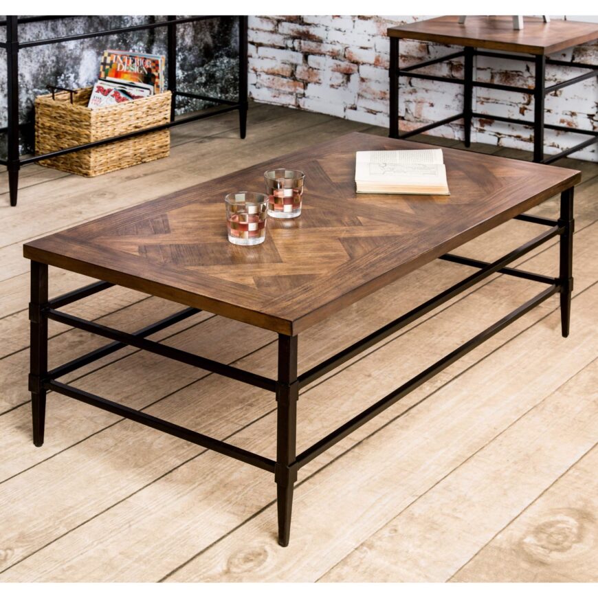 这款咖啡桌采用了更为奢华的工业设计，外观更加时尚，锻铁框架和轻盈的天然硬木桌面搭配在一起，显得低调和谐。桌面上柔软的图案形成了微妙的对比，使这张桌子适合任何地方。