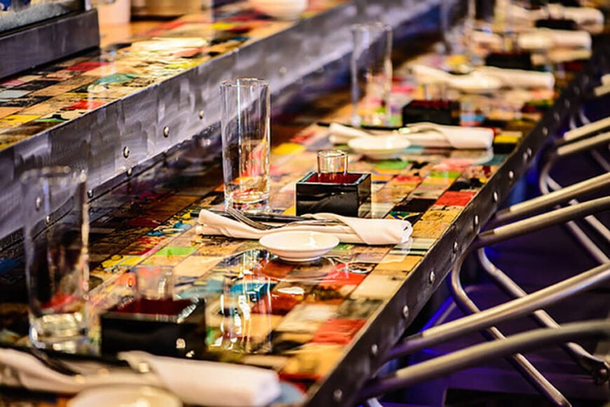 在北卡罗来纳州夏洛特市的Eight Sushi and Asian Kitchen餐厅，他们有一张完整的餐桌和服务桌，表面是板艺术。喜欢寿司和美食的人都知道摆盘对用餐有很大的影响。事实上，他们选择了板艺术作为顾客用餐的表面，这表明这种艺术不仅仅适合滑冰爱好者和艺术极客，它是一种设计任何类型空间的创造性新方式!