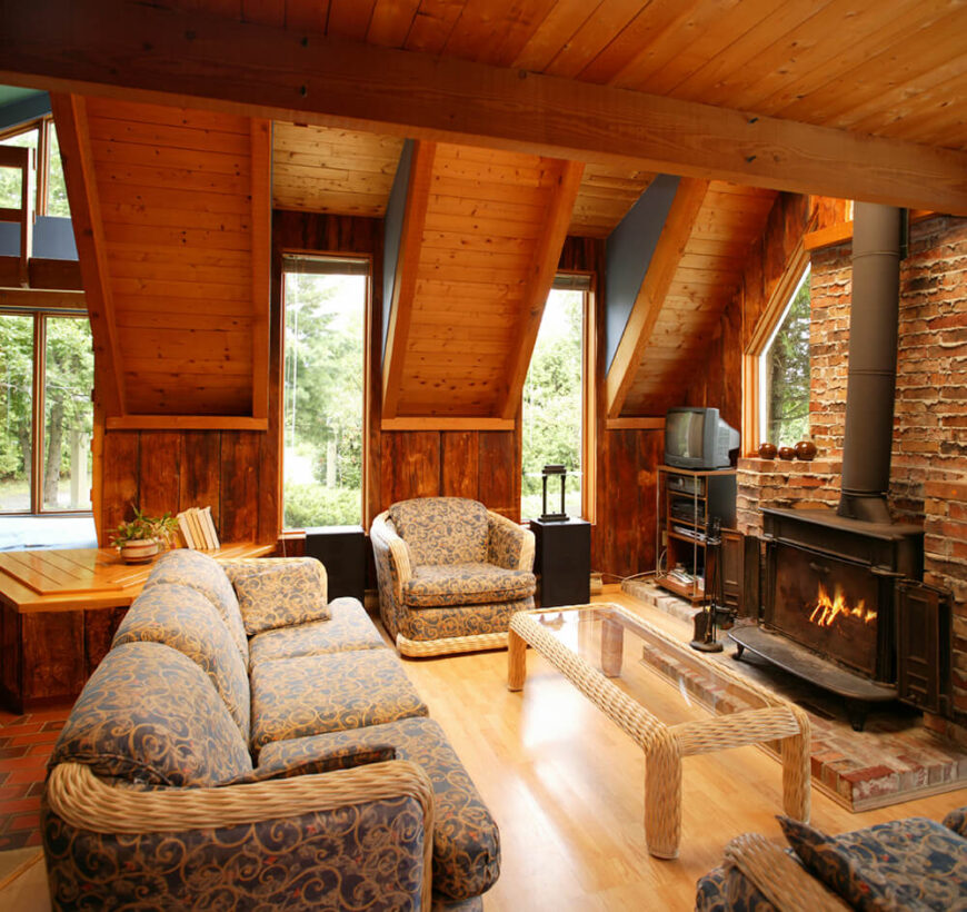很少有东西像砖一样舒适。在这间客厅里，染色木材与砖砌壁炉完美地融合在一起。