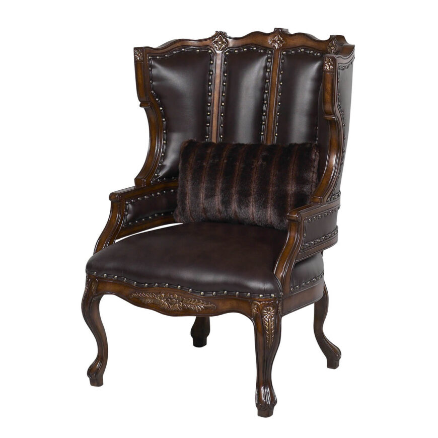 这把华丽的中世纪风格的椅子是用坚固的红木雕刻而成的，内饰是深棕色皮革。美国制造，这种传统的设计具有非常精细的细节，从加强框架到装饰椅子顶部和两侧的柔和曲线。这件令人难以置信的作品非常适合深色、丰富的配色方案或类似的历史装饰。