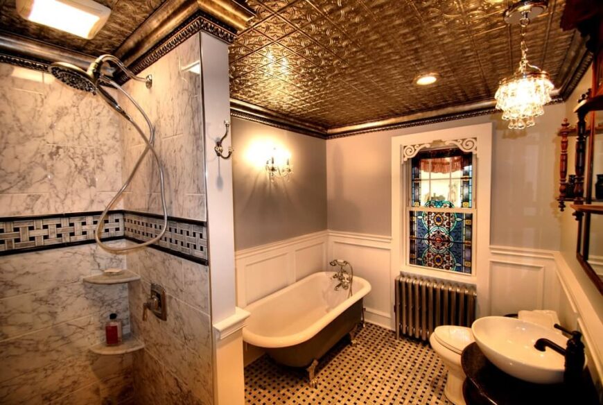 这个浴室采光很好。编织的图案覆盖着地板，天花板上覆盖着锡瓦。窗户上覆盖着彩色玻璃，这几乎掩盖了它，使它看起来不像一扇窗户，而更像一个设计特色。