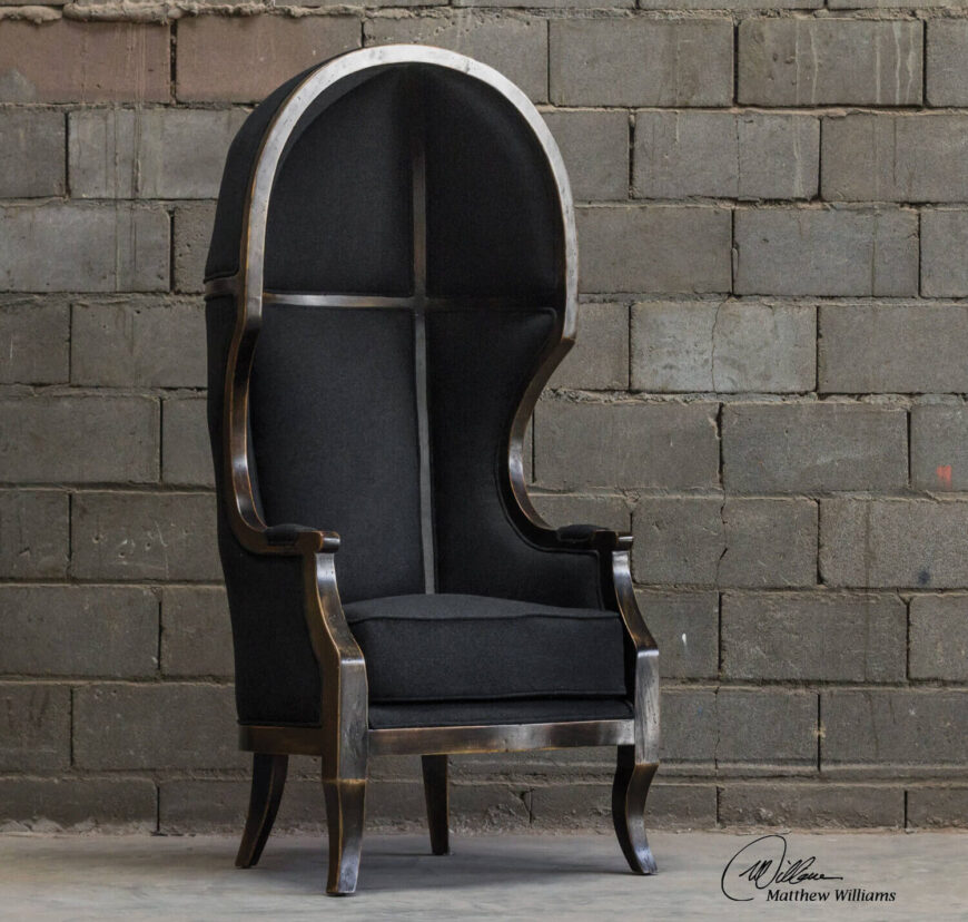 这款极其独特的椅子是仿照18世纪的家具设计的，以手工雕刻的芒果木框架为特色。可移动的垫子确保舒适，而几乎古老的设计和暴露的框架一定会给每一个游客留下惊喜和深刻的印象。这是最经典的男人洞宝座!