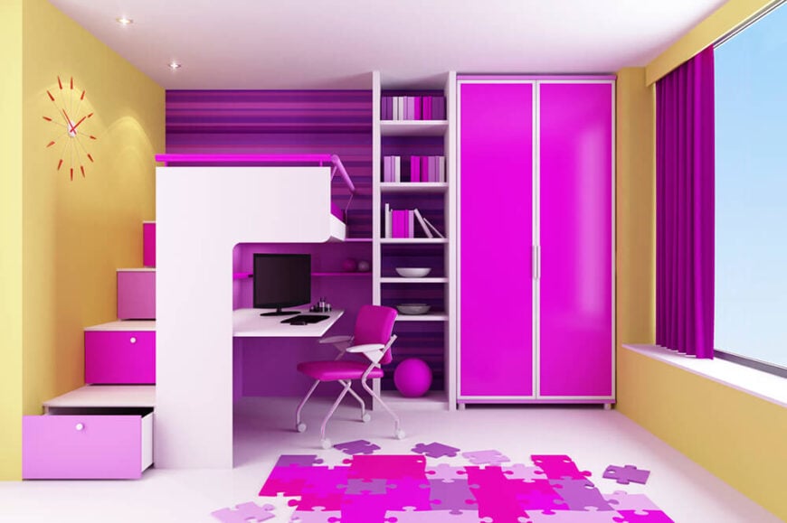 这间卧室充满了充满活力的紫色和粉色。干净的白色地面和书桌空间有助于突出房间里的其他颜色。床实际上就在桌子上方，最大限度地发挥空间潜力。右边的大窗户通过让自然光进入，有助于保持房间明亮和活泼。