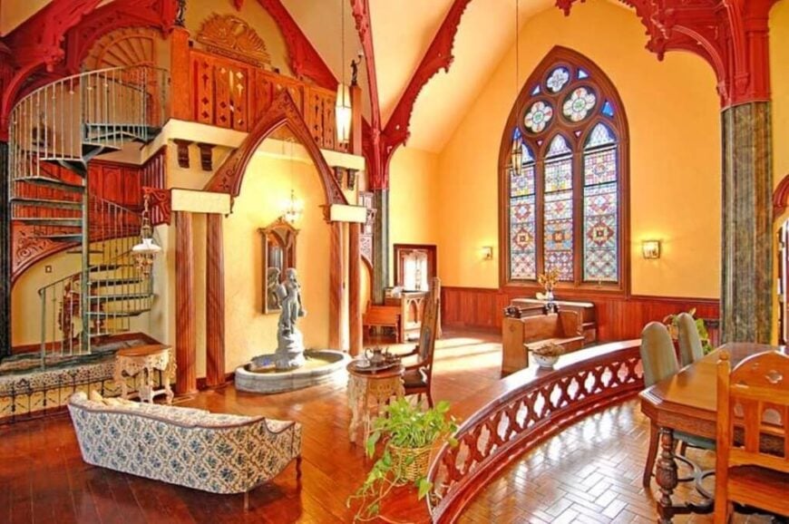 这个巨大的空间似乎是由以前的教堂改建而成的。高高的拱形天花板和装饰上复杂的设计共同创造了一种特定的氛围。大的彩色玻璃窗让自然光进来，也提供了一个明亮的颜色变化，从房间的其他部分。