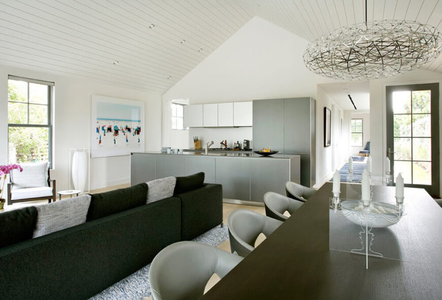 厨房与用餐区和客厅共用一个空间。这个大的开放式平面允许客厅、餐厅和厨房之间的互动。这个空间的许多窗户让自然光涌入家中，光滑的表面有助于反射光线，保持空间明亮活泼。