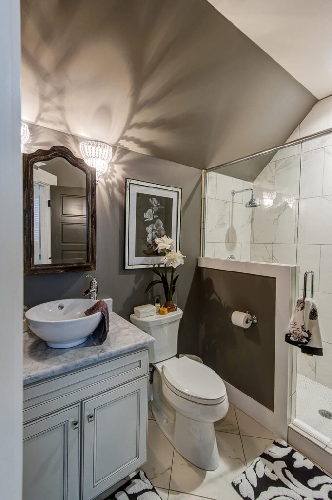 进入浴室，你会注意到一个步入式淋浴，瓷砖地板和一个漂亮的洗脸盆。这三种元素结合起来，提供了一个优雅，功能齐全的厕所。