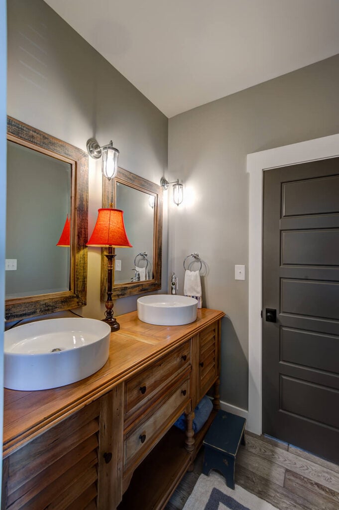 楼下的一间浴室线条简洁，洗脸盆风格与楼上的浴室相同。水槽下的储物空间通常留给额外的、占用空间的壁架和壁橱。