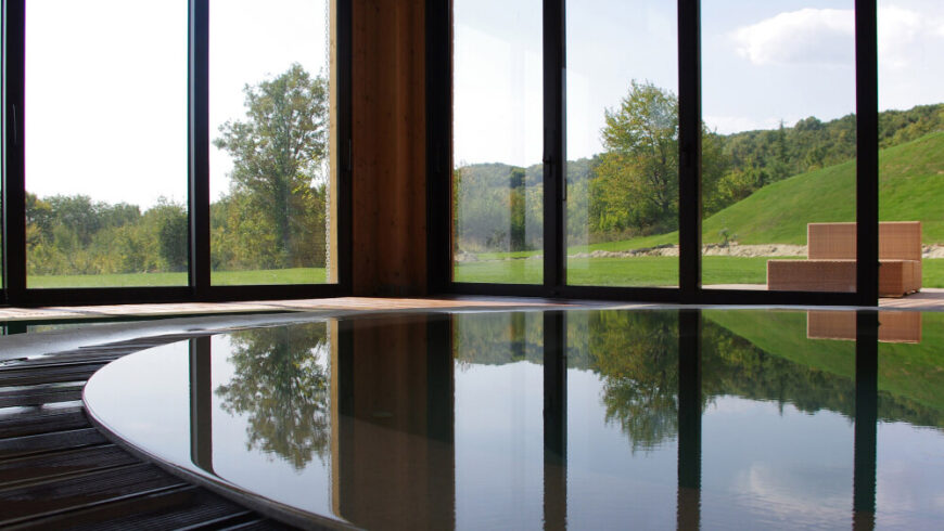 从泳池的低角度看，我们可以看到通过通高玻璃展开的景观。窗户创造了一个无缝的视觉过渡到室外，帮助巩固在其环境中的家。