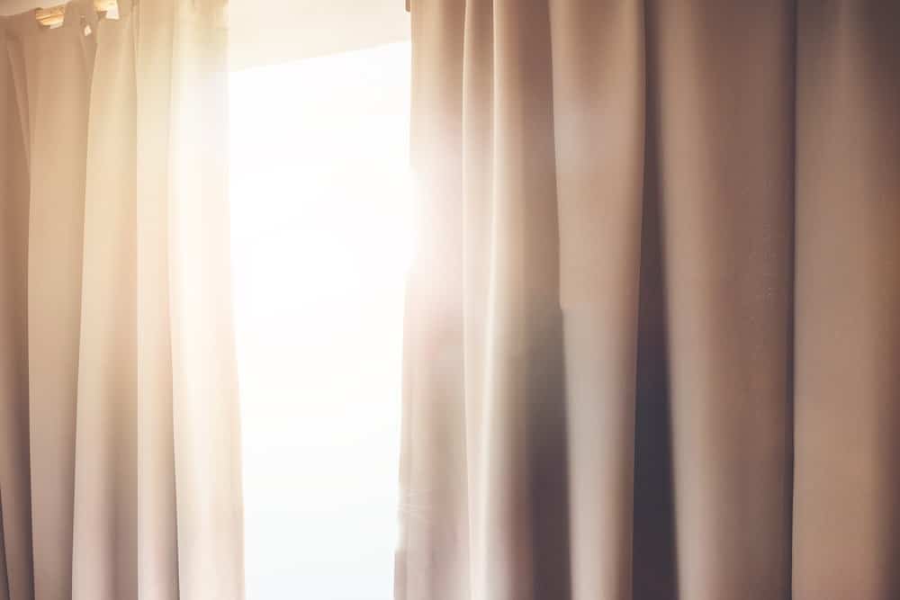 阳光透过窗户和窗帘。
