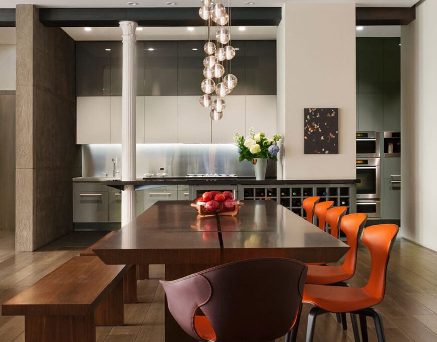 厨房和客厅之间的空间里摆放着一张12英尺长的餐桌。该项目的调色板故意保持中性，以更好地展示业主的艺术收藏-在椅子上看到的流行色，参考了阁楼周围的艺术作品。