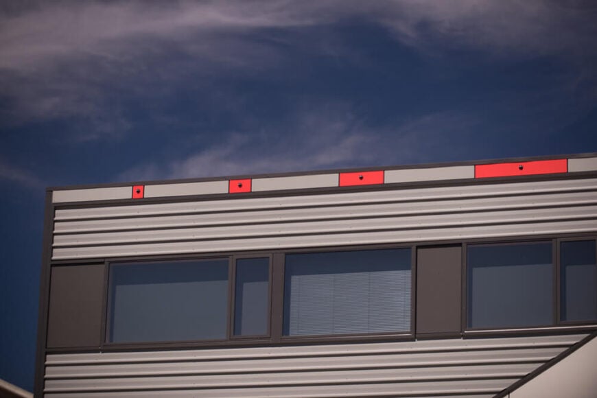 小而重要的细节在外观上随处可见，包括这些越来越长的亮红色小块，在屋顶线的正下方运行。