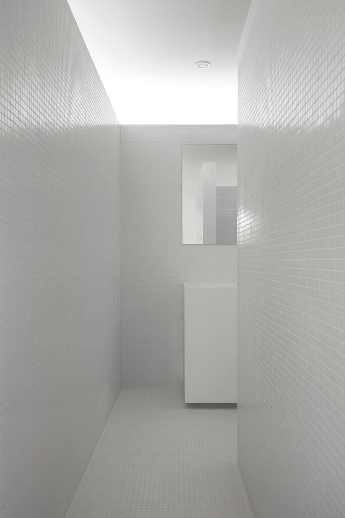 从浴室入口看，即使站在浴室入口前，墙壁的配置也提供了足够的隐私。