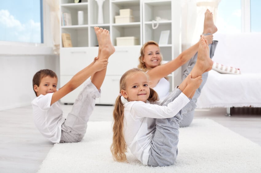 这是一个和家人在客厅做瑜伽的例子。