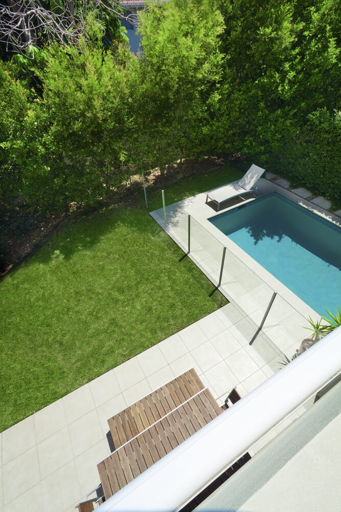 玻璃泳池围栏对庭院的外观影响最小。当一个院子不是一个大庄园时，这个栅栏不会使空间看起来更小。