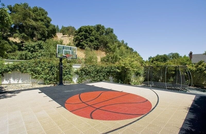 这个定制篮球场有一个定制的瓷砖工作篮球贴花在非常中心。
