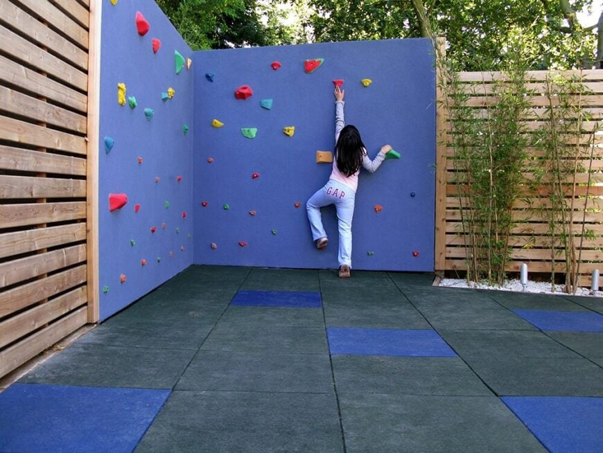 或者，安装一个很棒的攀岩墙供孩子们玩。只是不要把它建得太高。