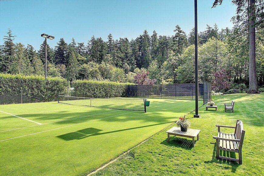 这个草皮网球场比你的标准粘土法院更柔软，但它仍然是玩比赛或两者的好地方