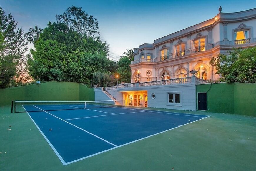这个巨大的标准网球场有自己的入口，直接从地下室的古典风格的大厦在背景。