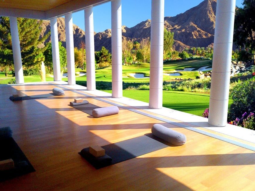 这个瑜伽工作室位于一个可以俯瞰高尔夫球场的阳台上。当你做瑜伽姿势时，没有什么比微风轻拂你的皮肤更好的了。