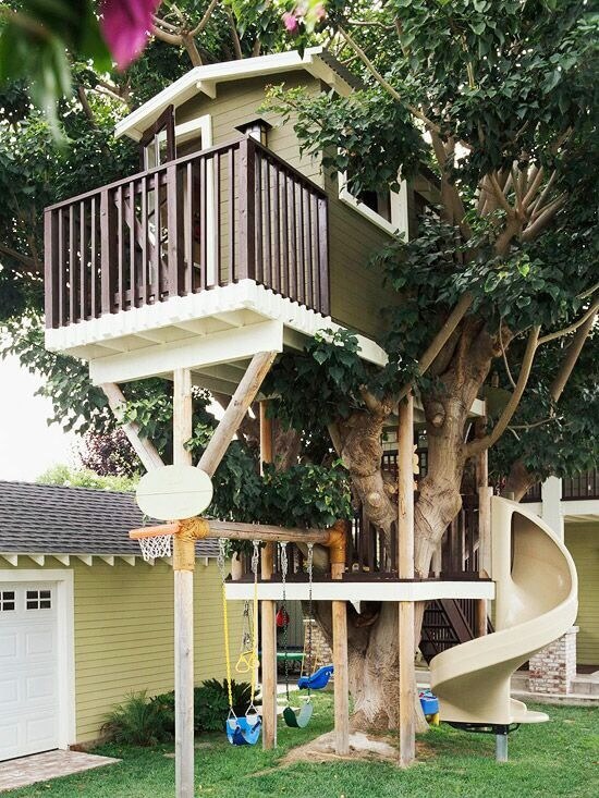 这个秋千套与玩具套和树屋相连，树屋配有滑梯和篮球网。