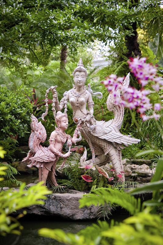 这些令人难以置信的华丽雕像描绘了印度教的神灵，在茂密的绿色植物和充满活力的花朵中令人惊叹。