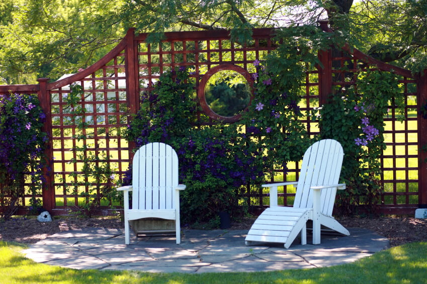 无论是单独使用，覆盖着藤蔓，或大或小，木制或乙烯基，隐私屏风提供阴凉，抑制噪音，并为几乎任何庭院增添情趣。