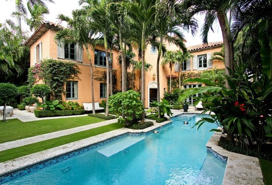 高高的棕榈树构筑了通往这个巨大、优雅的家后院的巨大游泳池的走道。
