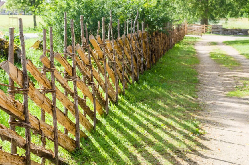 这种天然的木棒栅栏使用不同大小的木棒。