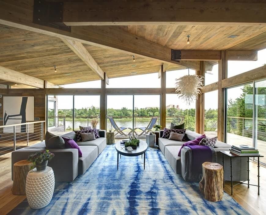 这个房间靠在较冷的窗帘上。灰色与冷色的蓝色和紫色很搭。天花板和地板的天然木材颜色表明，木材色调可以与大多数任何颜色主题搭配。