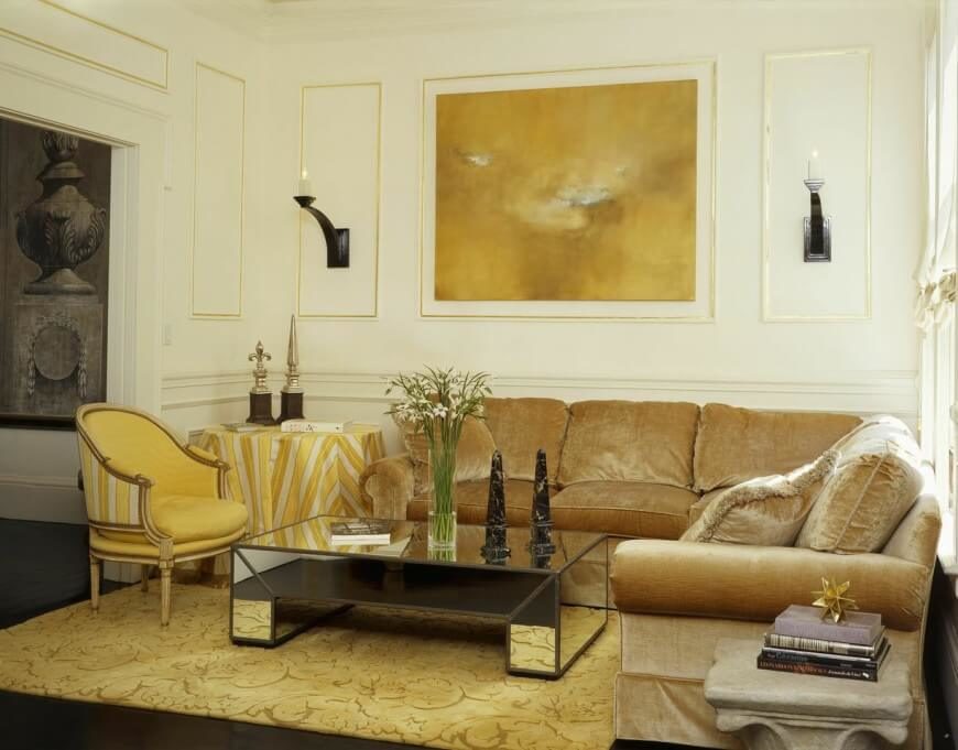 很好地使用了反光表面和黄金，打造了一个非常豪华的客厅。