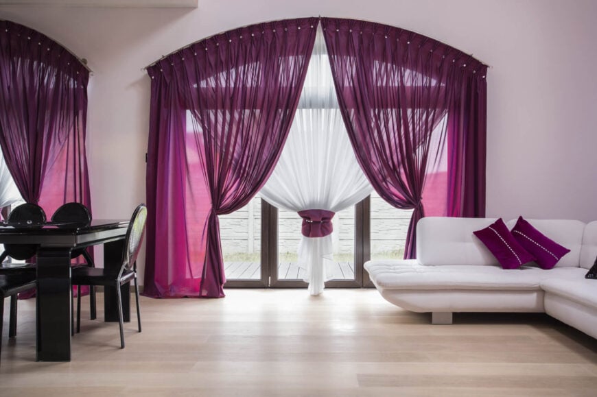 这个房间是一个超级简单和漂亮的色彩设计。丰富的紫色加上房间其余部分的单色，给人一种非常有计划和有意的感觉。它非常干净，有影响力。
