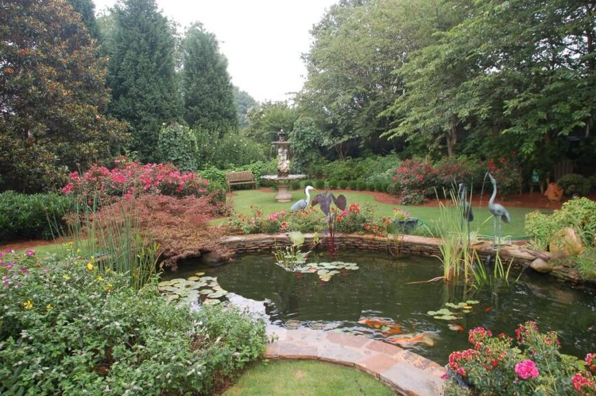 这个巨大的花园真的利用了可用的空间，增加了一个游泳池、白鹭雕像和一个大喷泉，在后面的角落里有一个长凳，从那里可以享受一切。