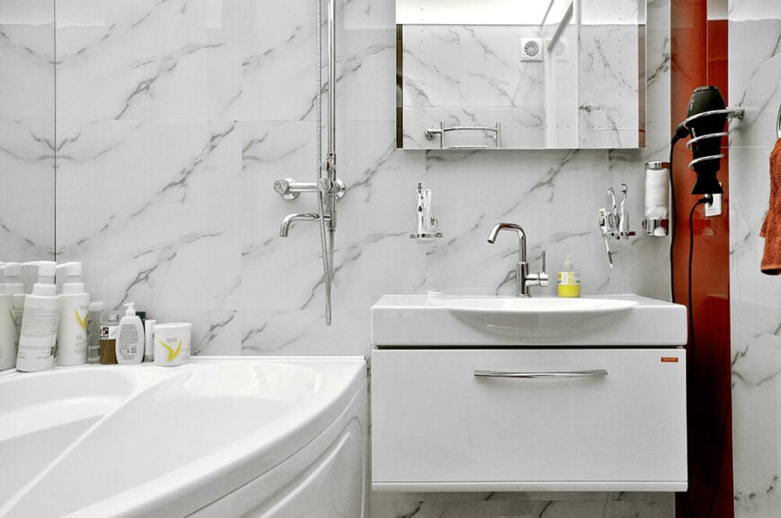 浴室铺满了大理石，为白色的环境增添了一种质感。即使在这里，一剂色彩也增加了张力和对比。