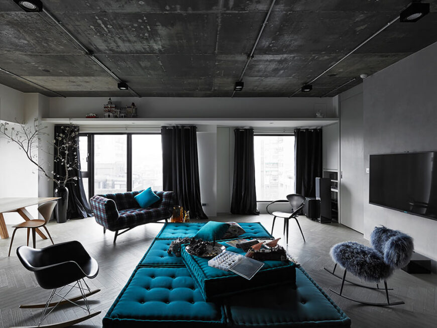 明亮的海蓝宝石沙发套装可以在特定时刻以主人认为合适的任何方式组合和重新布置。这是一件完美的家具，把这个开放的空间联系在一起。