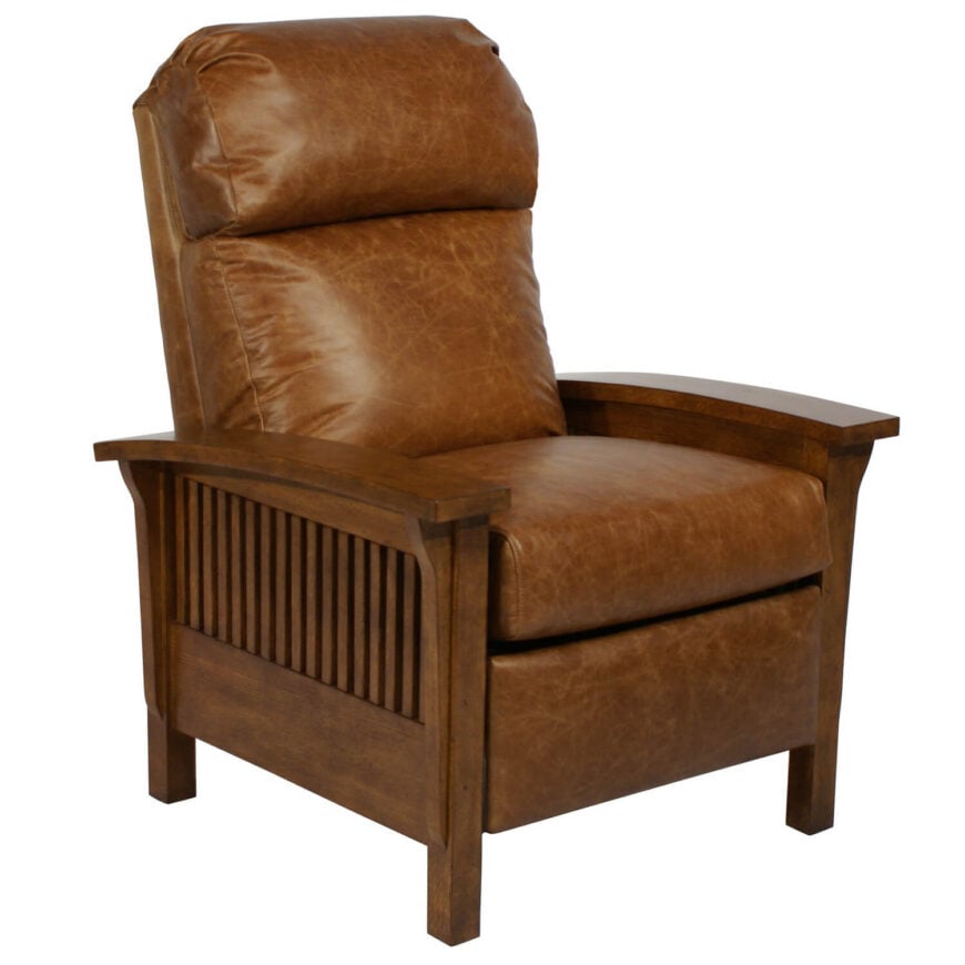 我们的第一把客厅椅子采用了大胆的、丰富的木质框架，两侧是厚垫、毛绒皮革软垫椅。简单，尖锐的木板与强调和舒适的皮革创造了温暖的互补色调，在一个大而舒适的客厅座椅中传达回归基本的工匠风格。