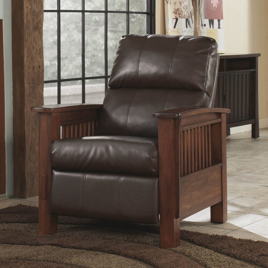 你会注意到，这把椅子的深色木框架设计与之前的椅子相似，在厚层天然木材之间排列了一系列垂直的板条。自由的装饰，圆滑的造型补充丰富的皮革内饰好。在这里，木材与深色皮革色调形成了温暖的对比。