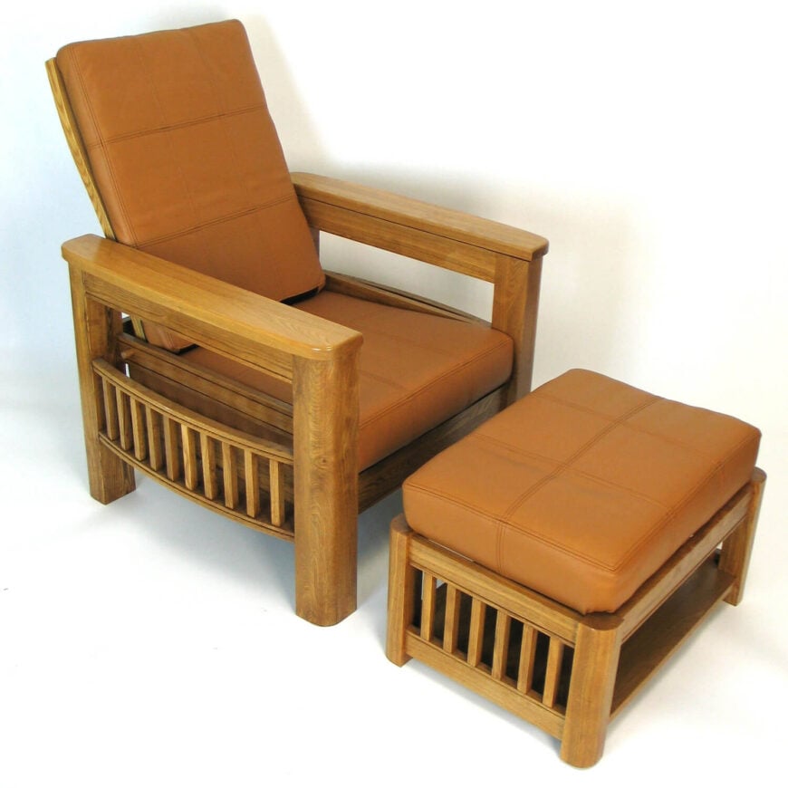 代替橡木，这把椅子利用更明亮的桦木为其丰富的自然框架。这把椅子的特点是熟悉的垂直板条设计，但略微弯曲，为报纸或杂志腾出空间。搭配配套的土耳其脚凳，它一定是一个优雅舒适的存在在任何工匠风格的客厅。