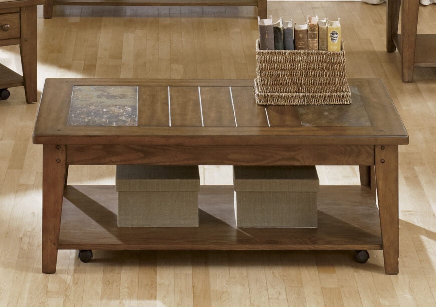 这款丰富的天然木材咖啡桌是工匠风格的典范，厚实清晰的板条和坚实的桌腿形成了简单而优雅的形状。桌面以一对天然石板为特色，相对奢侈的风格，加上一个较低的架子，用于额外的存储或展示空间。