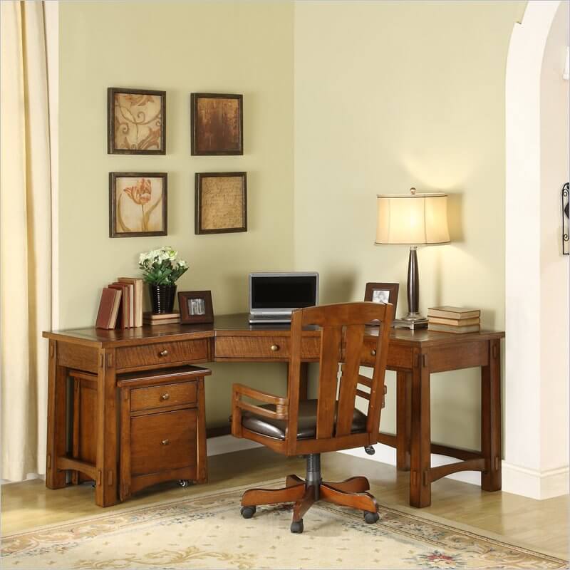 与我们之前介绍过的两款Craftsman办公桌不同，这款办公桌更精致一些，也许是为了占据一个较小的家庭办公空间，而不是占据你宽敞的开放式客厅的角落。不过，如果有一个合适大小的房间，它可以成为完美的补充，因为它丰富的全木结构和相对光滑的设计。角落形状的桌子配有脚轮上的梳妆台式组件，方便访问。
